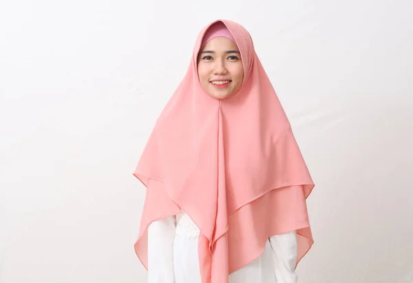 Retrato Mulher Muçulmana Asiática Feliz Vestindo Véu Hijab Sorrindo Olhando — Fotografia de Stock