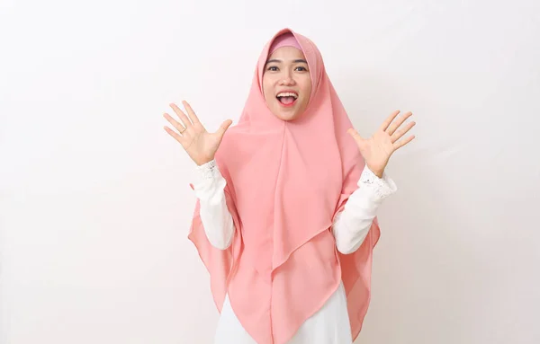 Sebuah Potret Wanita Muslim Asia Yang Bahagia Mengenakan Kerudung Atau — Stok Foto