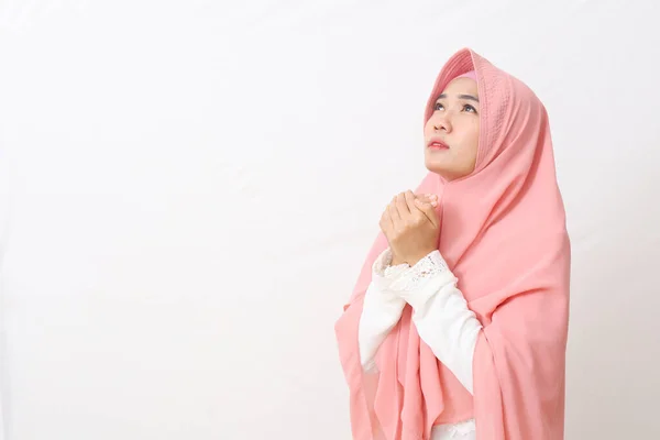 穆斯林妇女头戴面纱或头巾的亚裔穆斯林妇女的画像 她用紧闭的手抬起头祈祷 在带有复制空间的白色背景上隔离 — 图库照片