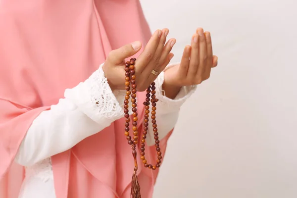 ベールやヒジャーブを身に着けて祈りのビーズを手にしたアジア系ムスリム女性の肖像画 コピースペースと白の背景に隔離された — ストック写真
