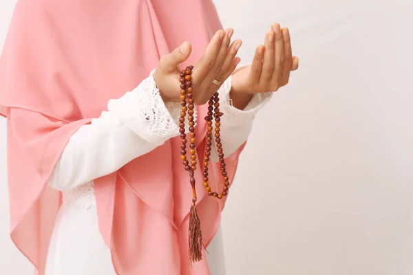 ベールやヒジャーブを身に着けて祈りのビーズを手にしたアジア系ムスリム女性の肖像画 コピースペースと白の背景に隔離された — ストック写真
