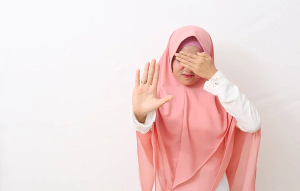 Sebuah Potret Wanita Muslim Asia Mengenakan Kerudung Atau Jilbab Menutup — Stok Foto