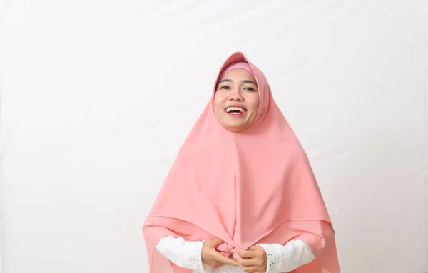 一个快乐的亚洲穆斯林妇女头戴面纱或头巾笑着看着相机的肖像 在带有复制空间的白色背景上隔离 — 图库照片