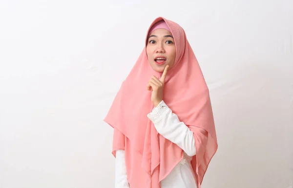 Portrait Surprised Asian Muslim Woman Wearing Veil Hijab While Standing — Stock Photo, Image