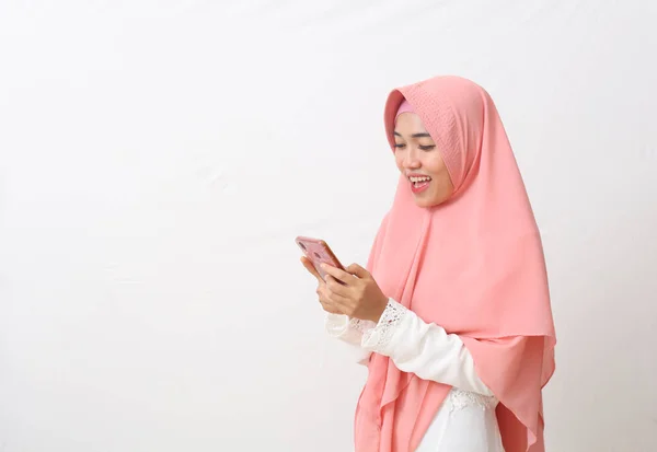 Retrato Feliz Mujer Musulmana Asiática Usando Velo Hiyab Usando Teléfono —  Fotos de Stock