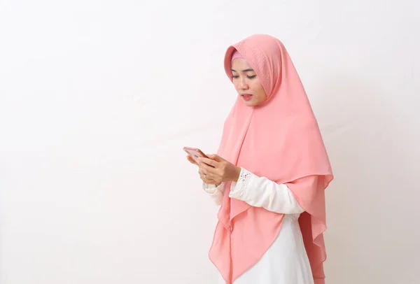 Retrato Mulher Muçulmana Asiática Feliz Vestindo Véu Hijab Usando Telefone — Fotografia de Stock