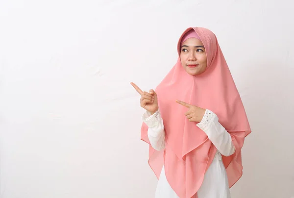 Portret Szczęśliwej Muzułmanki Azjatyckiej Noszącej Welon Lub Hidżabskie Doniczki Albo — Zdjęcie stockowe