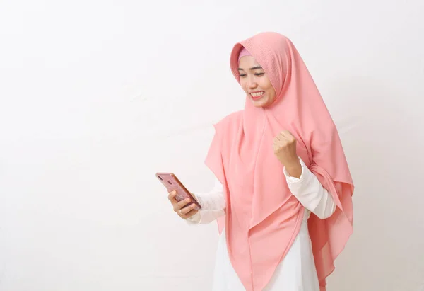 Retrato Mulher Muçulmana Asiática Feliz Vestindo Véu Hijab Usando Telefone — Fotografia de Stock