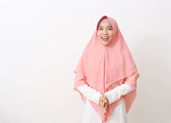 Retrato Mulher Muçulmana Asiática Feliz Vestindo Véu Hijab Sorrindo Olhando — Fotografia de Stock
