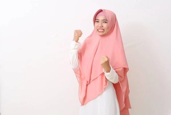 Retrato Mulher Muçulmana Asiática Feliz Vestindo Véu Rosa Hijab Vestido — Fotografia de Stock
