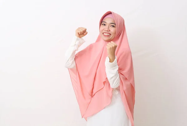 Retrato Mulher Muçulmana Asiática Feliz Vestindo Véu Rosa Hijab Vestido — Fotografia de Stock