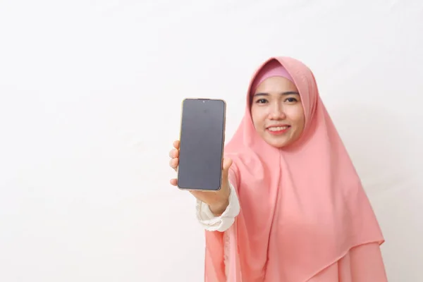Портрет Щасливої Азіатської Мусульманки Рожевій Завісі Або Хіджабі Білій Сукні — стокове фото