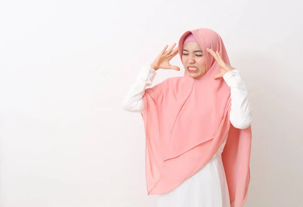 분홍색 베일을 히잡과 드레스를 이시아 음악계 여성의 사진이 겪었다 양손으로 — 스톡 사진