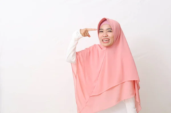 Retrato Asiático Muçulmano Mulher Vestindo Véu Rosa Hijab Vestido Branco — Fotografia de Stock