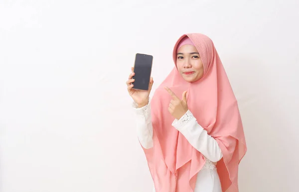 분홍색 베일이나 히잡을 드레스를 스마트폰 화면을 가리키는 동양인 여성의 공간이 — 스톡 사진