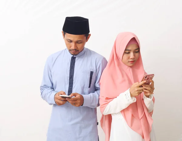 Potret Pasangan Muslim Asia Menggunakan Smartphone Terisolasi Pada Latar Belakang — Stok Foto