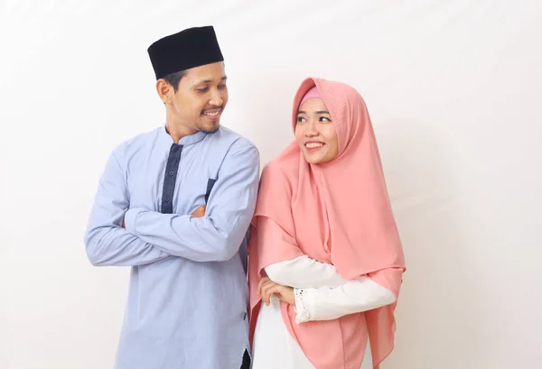 Retrato Casal Muçulmano Feliz Sorrindo Olhando Para Outro Enquanto Dobrava — Fotografia de Stock