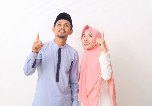 Sebuah Potret Pasangan Muslim Menunjuk Dan Melihat Ruang Kosong Atas — Stok Foto