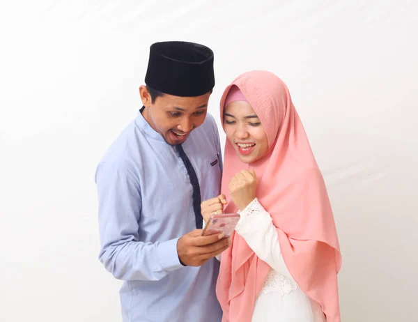 Retrato Casal Muçulmano Feliz Surpreso Por Uma Boa Notícia Smartphone — Fotografia de Stock