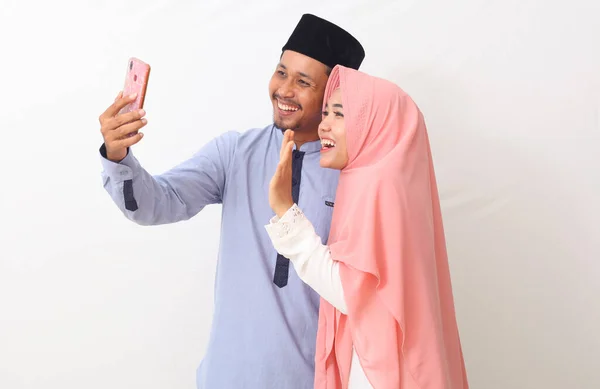 Potret Pasangan Muslim Melakukan Panggilan Video Dengan Keluarga Mereka Terisolasi — Stok Foto