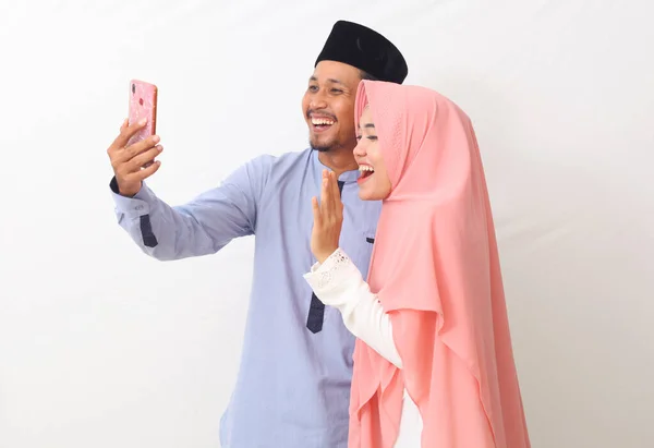 Potret Pasangan Muslim Melakukan Panggilan Video Dengan Keluarga Mereka Terisolasi — Stok Foto