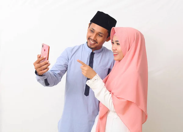 Potret Pasangan Muslim Melakukan Panggilan Video Dengan Keluarga Mereka Terisolasi — Stok Foto