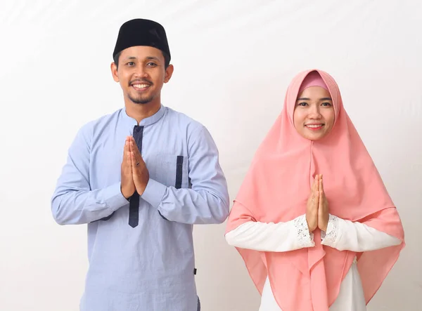 Portrait Asian Muslim Couple Doing Greeting Pose Sebagai Simbol Pengampunan — Stok Foto