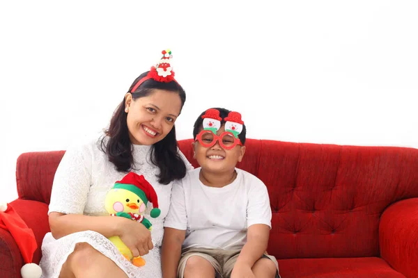 Potret Ibu Dan Anak Asia Merayakan Natal Saat Duduk Sofa — Stok Foto