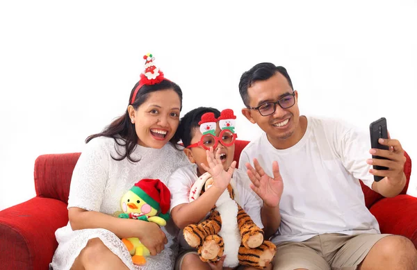 아시아의 가족들은 가족이나 친구에게 비디오 전화로 인사를 있습니다 크리스마스를 한다는 — 스톡 사진