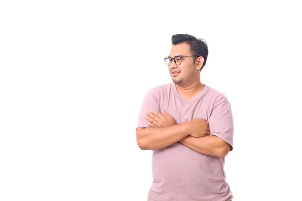 照片上 快乐的亚裔男性戴着眼镜 穿着紫色衬衫 站在那里 看着身边空白的空间 与白种人隔离 — 图库照片