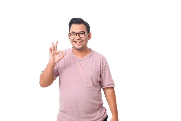 亚洲男性快乐的画像 戴着眼镜 穿着紫色衬衫 站在那里 的姿势 与白种人隔离 — 图库照片