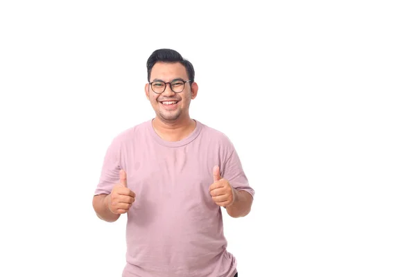 親指を立てながら立っている幸せなアジアの男性の肖像画 白に隔離された — ストック写真