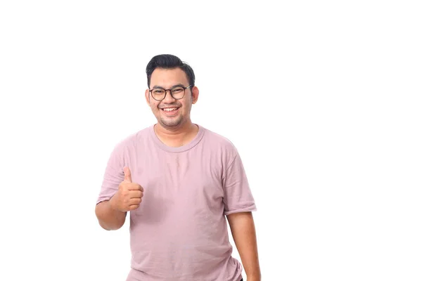 亚洲男性快乐的画像 戴着眼镜 穿着紫色衬衫站在那里 竖起大拇指 与白种人隔离 — 图库照片
