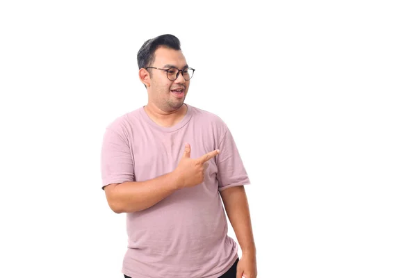 亚洲男性快乐的画像 戴着眼镜 穿着紫色衬衫站在那里 指点或展示身边的东西 与白种人隔离 — 图库照片