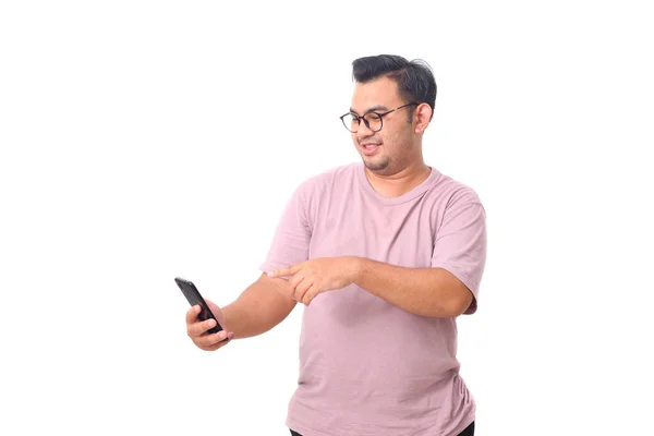 照片中快乐的亚裔男性手持智能手机 戴着眼镜 身穿紫色衬衫 与白种人隔离 — 图库照片