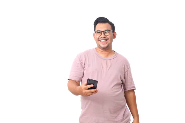 Retrato Hombre Asiático Feliz Con Gafas Camisa Púrpura Pie Mientras — Foto de Stock