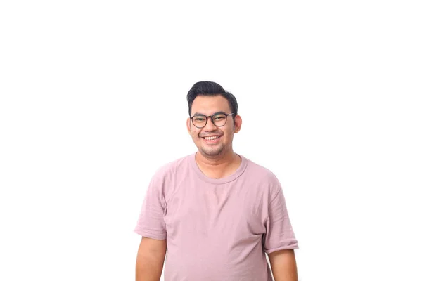 照片上 快乐的亚裔男性站在镜头前 戴着眼镜 身穿紫色衬衫 与白种人隔离 — 图库照片