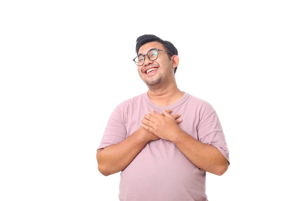 照片上 快乐的亚洲男子举着胸膛 戴着眼镜 身穿紫色衬衫 他感到如释重负 与白种人隔离 — 图库照片