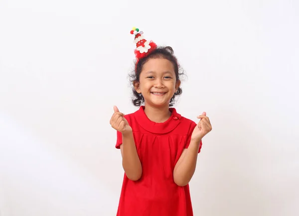 Noel Kostümlü Şirin Asyalı Kız Sevgi Parmağı Hareketi Yaparken Ayakta — Stok fotoğraf