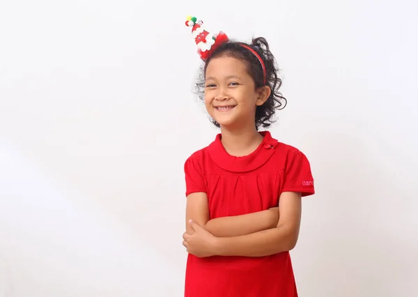 Schattig Aziatisch Meisje Kerstkostuum Staat Lacht Geïsoleerd Witte Achtergrond — Stockfoto
