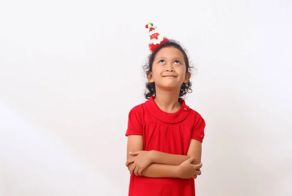 Gadis Asia Lucu Dengan Kostum Natal Berdiri Dan Tersenyum Sambil — Stok Foto