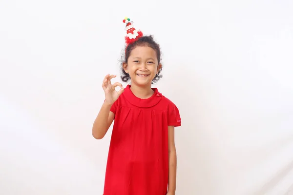 Gadis Asia Lucu Dengan Kostum Natal Berdiri Dan Tersenyum Sambil — Stok Foto