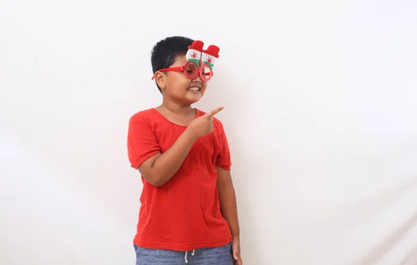 Adorables Niños Asiáticos Traje Navidad Está Pie Sonriendo Mientras Presenta — Foto de Stock