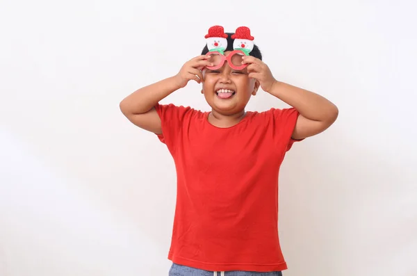 Schattige Aziatische Kinderen Kerstkostuum Staat Lacht Met Een Grappig Gezicht — Stockfoto