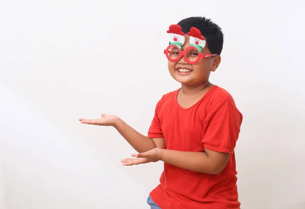 Adorables Niños Asiáticos Traje Navidad Está Pie Sonriendo Mientras Presenta — Foto de Stock