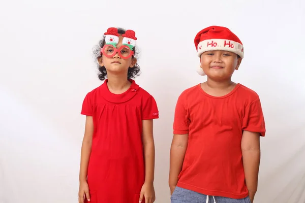 Adorables Niños Asiáticos Con Camisa Roja Están Pie Celebrando Navidad — Foto de Stock