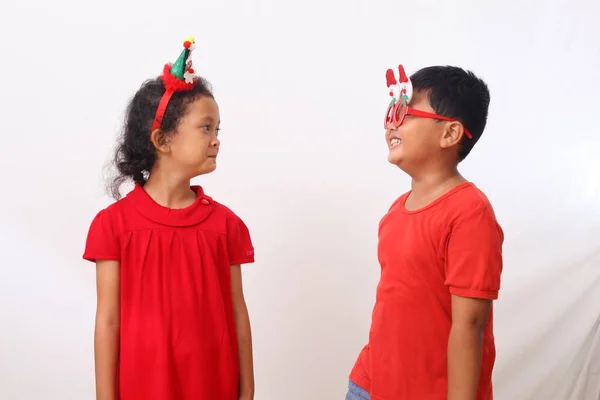Underbara Asiatiska Barn Röd Skjorta Står Och Firar Jul Isolerad — Stockfoto