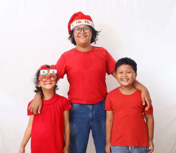 Αξιολάτρευτα Παιδιά Από Την Ασία Κόκκινο Πουκάμισο Στέκονται Και Γιορτάζουν — Φωτογραφία Αρχείου