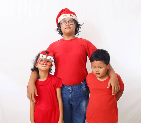 Entzückende Asiatische Kinder Rotem Hemd Stehen Und Feiern Weihnachten Isoliert — Stockfoto