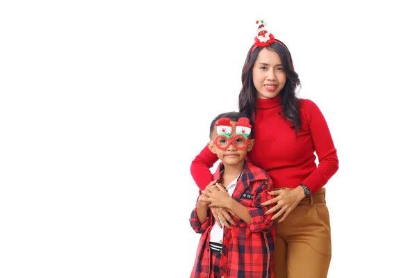 Bonita Asiática Jovem Mãe Enquanto Abraçando Seu Filho Por Trás — Fotografia de Stock